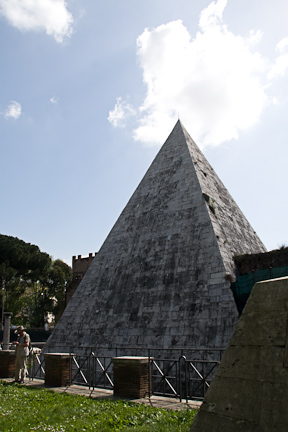 Pyramid of Cestius rome-15.jpg